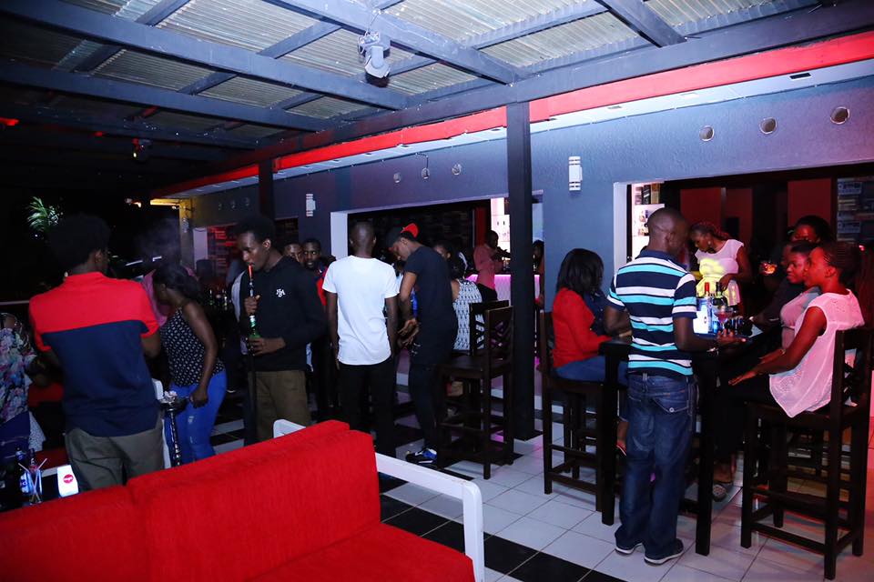 Fame Lounge and Restaurant Kololo Kampala Uganda, Good food in Kampala, Food, Beer and Drinks, Top Bars, Top Restaurant, Lounge, Top Bar and Lounge, Food, Beer, Wine, Spirits, Cocktail bar, Amazing beer prices, Cheap Beers, Great Venues to Drink after work , Gins and local beers, grilled food and wood-fired pizzas, Kampala Corporate Night Out and hanging venue, Chilling with friends and mates, Date night, Eating and Drinking, Private parties, Drinking and Dancing, Cocktail Bar, Lounge Bar, Party Bar, Kampala Pub, Lively DJ nights, Lively Music, Great Beer Drink Out, Tasteful Delicious food in Kampala, Amazing Drinking Joint in Kampala Uganda, Ugabox